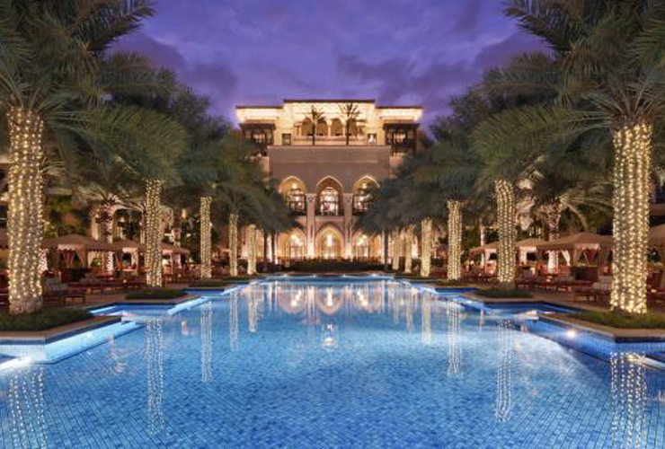 ライトアップされたロマンティックな屋外プール