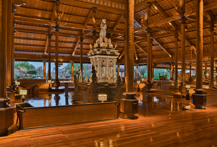 厳かなメインロビー