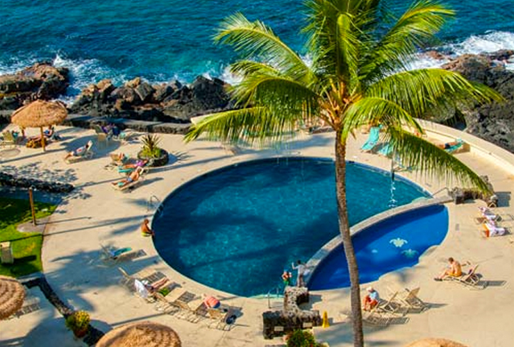 間近に迫る波音を聞きながら楽しめる屋外プール