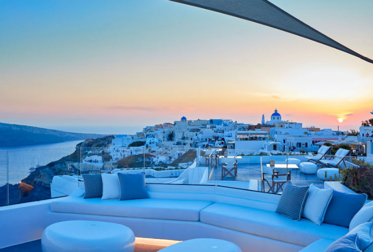 サントリーニの夕日を眺める屋上。