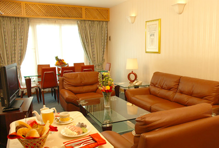 リビングルーム付きの広々とした客室も