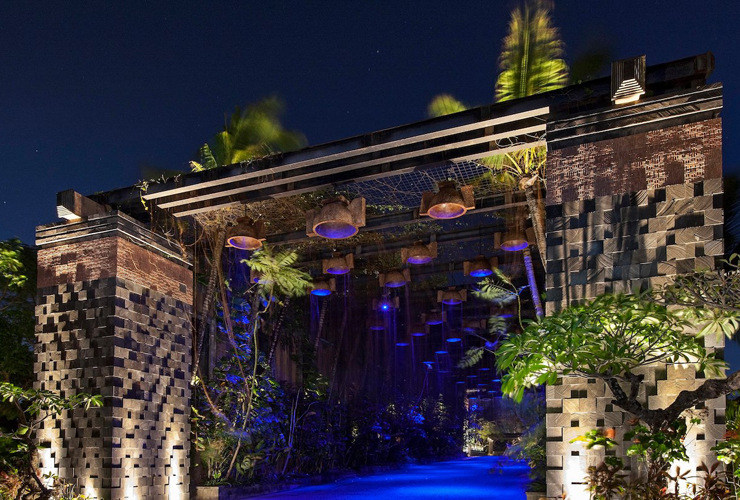 荘厳なエントランスゲート