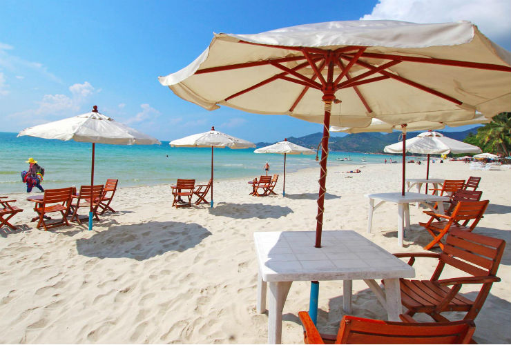 白いチャウエンビーチと透きとおる青い海。