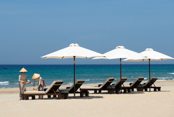 リゾートの目の前は白い砂浜