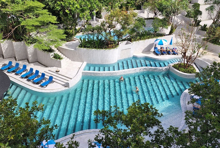 ジャグジーも備えたプール