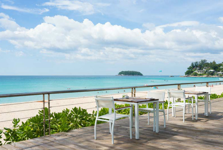 リゾートから透き通る青い海が見えます