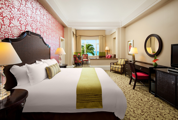 トロピカルなとピンクがポイントの色調の客室