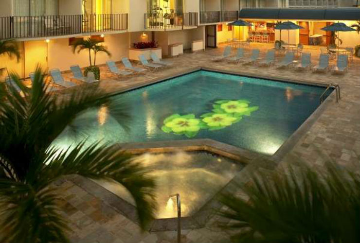 ジャグジー付きの屋外プール