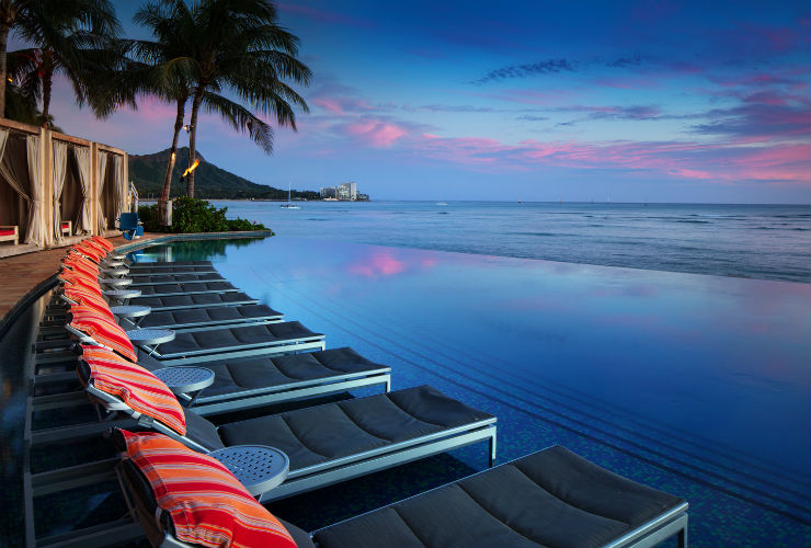 夜の「インフィニティ エッジ プール」も海と溶け込み美しい