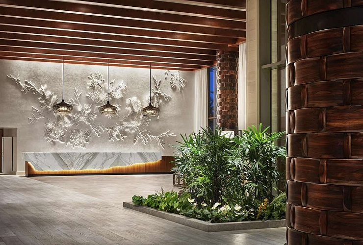 フロントには印象的なサンゴをイメージした彫刻