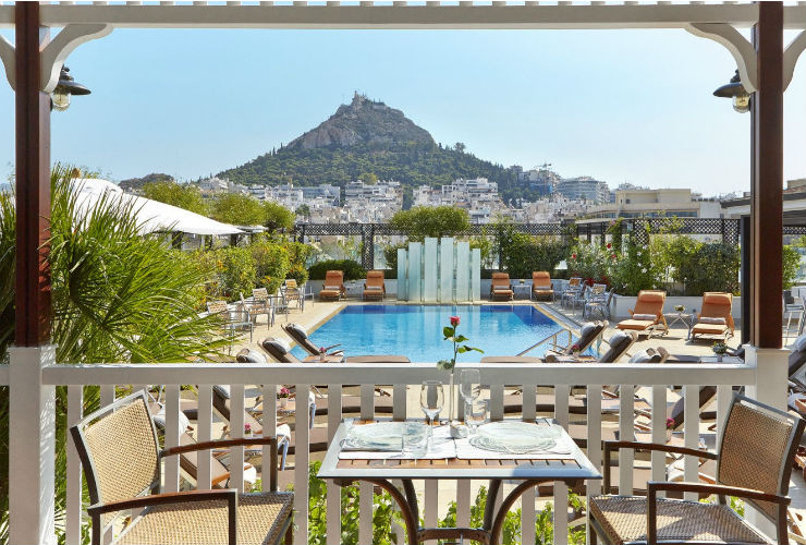 屋外のプール。プールサイドには食事のできるテーブルも。