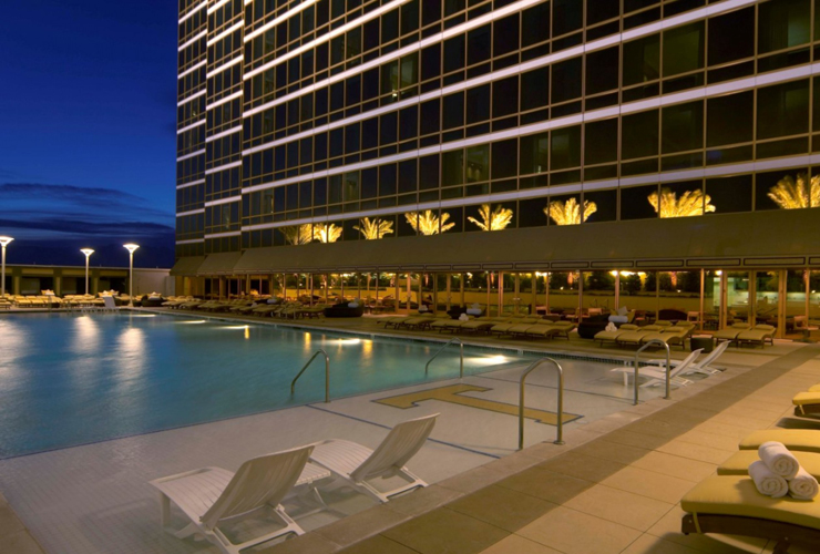 屋外プールも備えられています