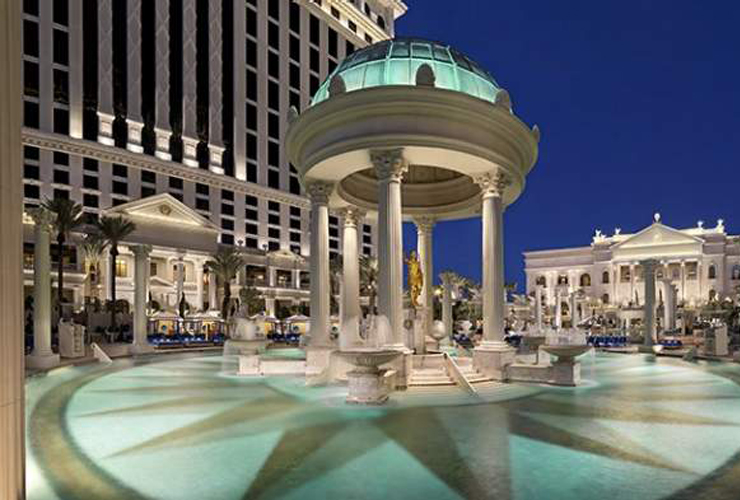 夜のライトアップされたホテルも神秘的