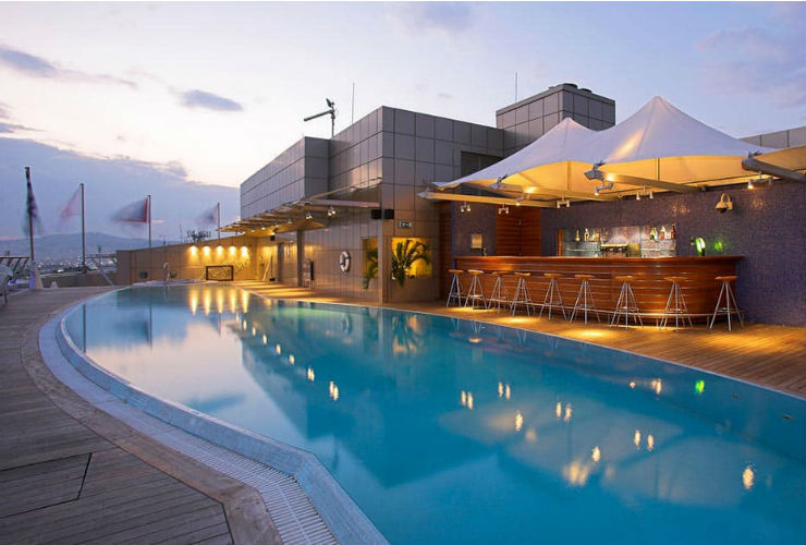 屋上にあるプールは４月～10月に営業。