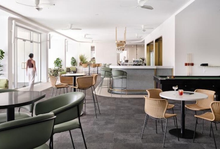 ハンバーガーやカクテルが楽しめる『リーフラウンジ』