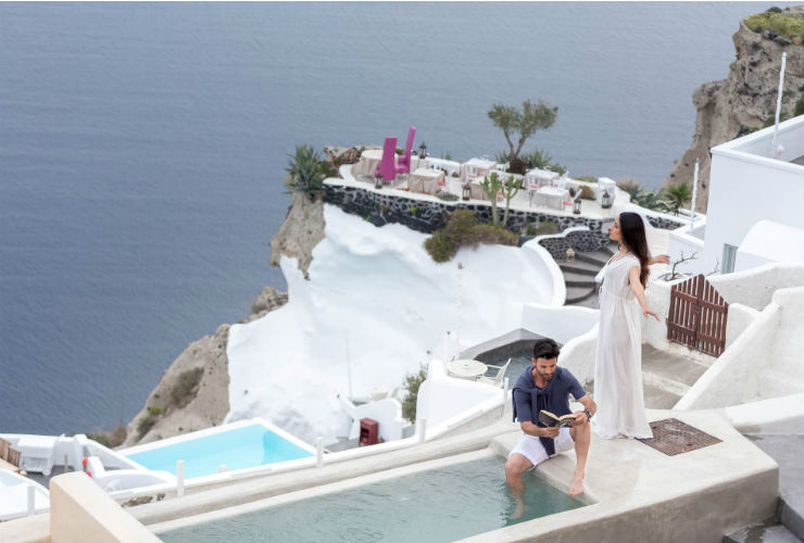 ホテルの外観は白一色。