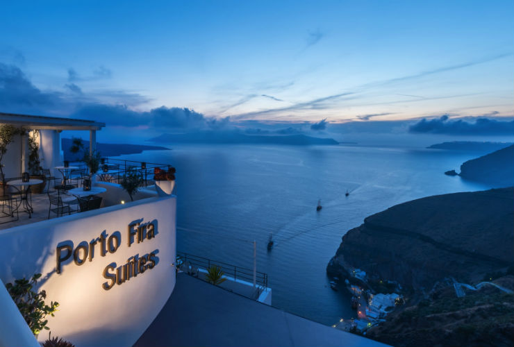 ホテルの概観。夜景もきれい。