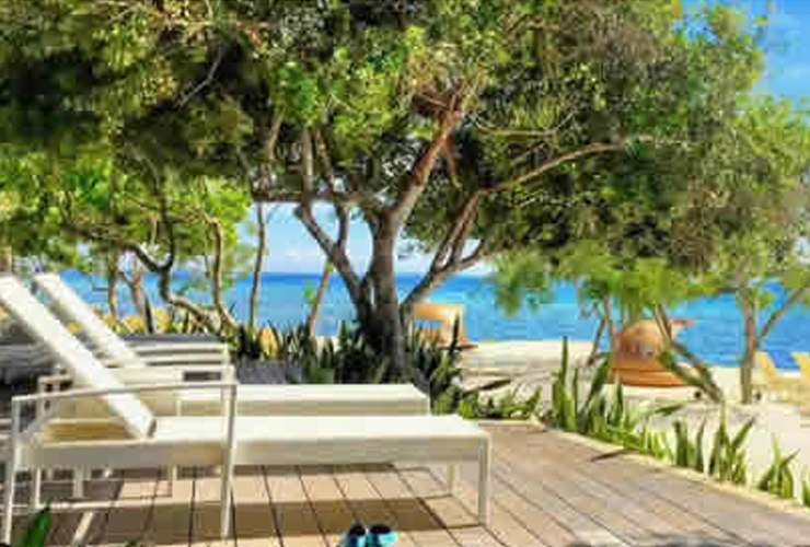 ホテルから海はすぐそば