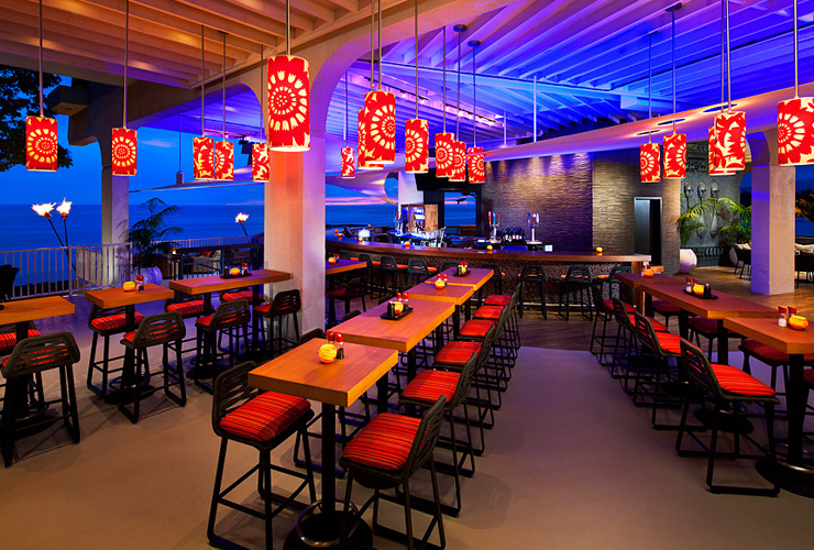 赤をベースにデザインされたダイニング