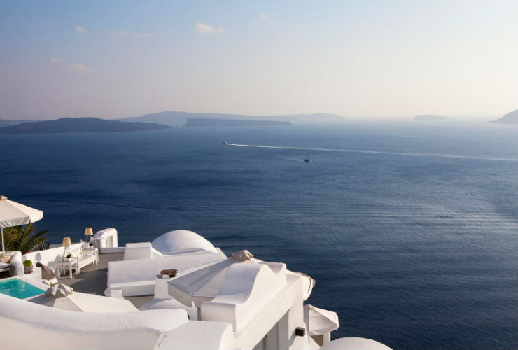 ホテルで、サントリーニ島のカルデラとエーゲ海の絶景を楽しめます。