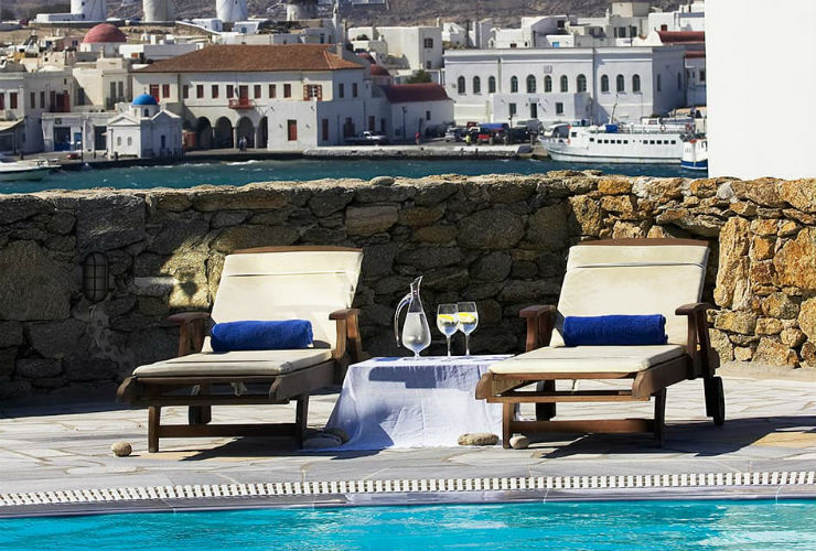 プールでゆったりとドリンクを。