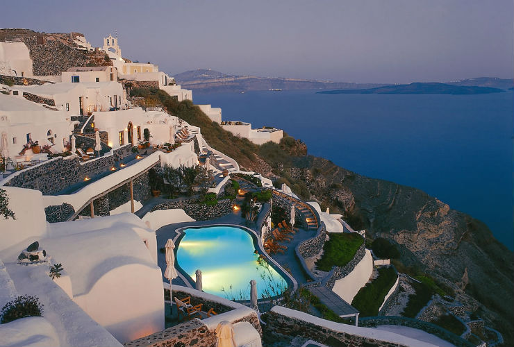 サントリーニ島らしい断崖に建つホテル。