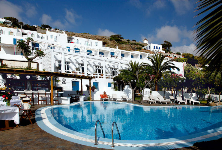 ホテルの外観。白い外装が印象的。