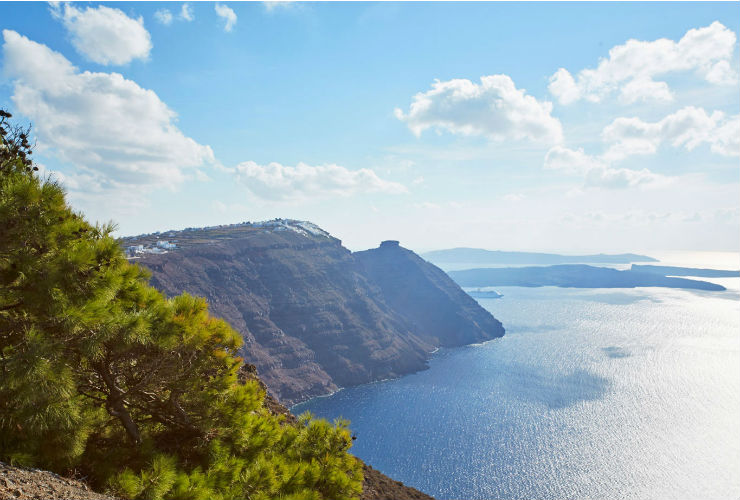 カルデラとエーゲ海の織りなす風景を満喫できます。