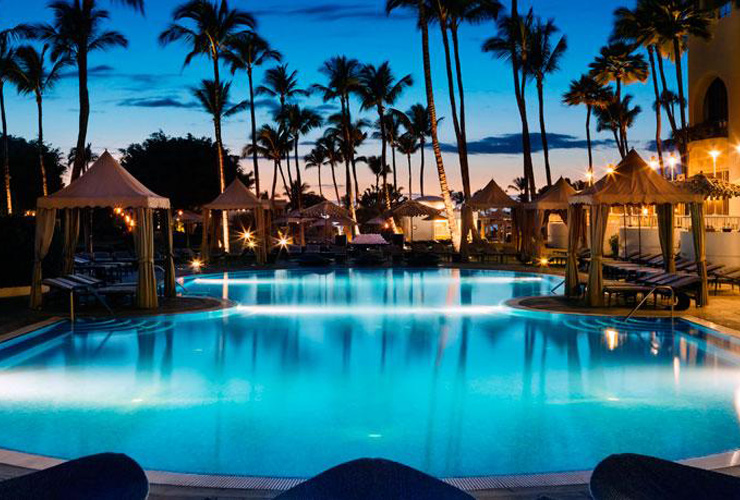 ライトアップされロマンティックなプールサイド