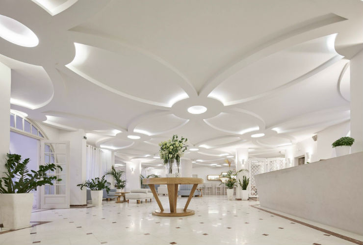 白で統一されたホテル内。