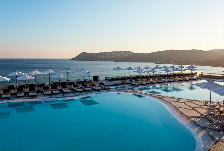 ホテルの大きなプール。