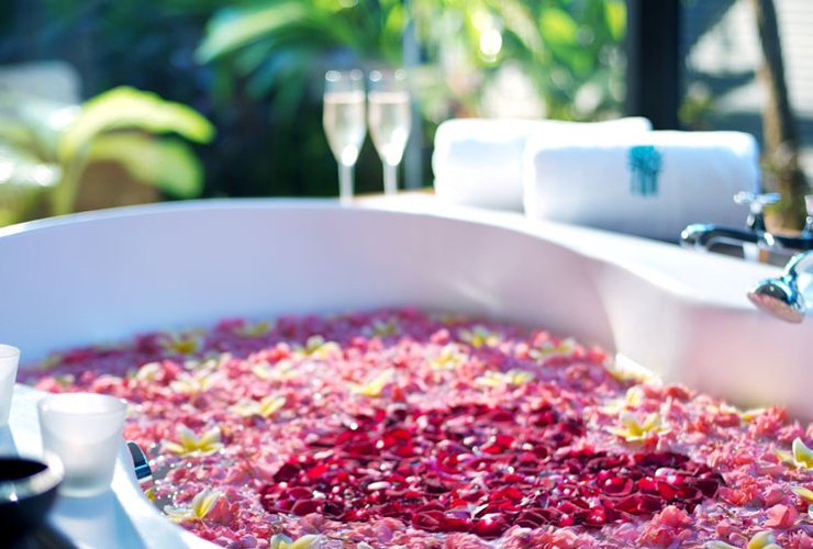 バスルームのロマンティックセットアップ