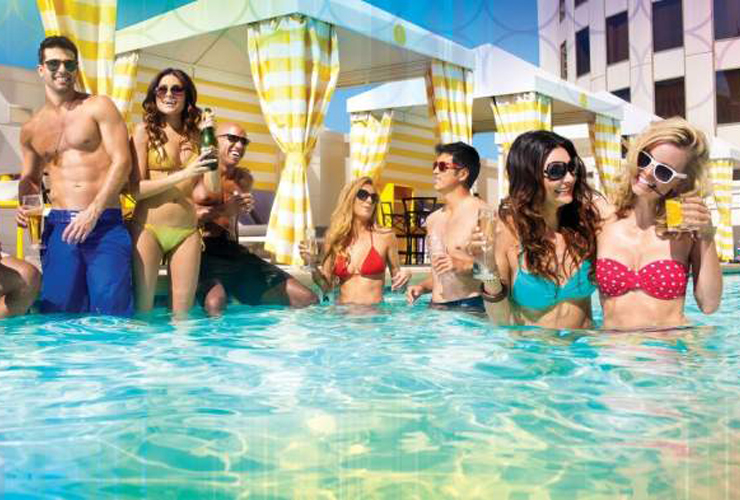 屋外プールも併設