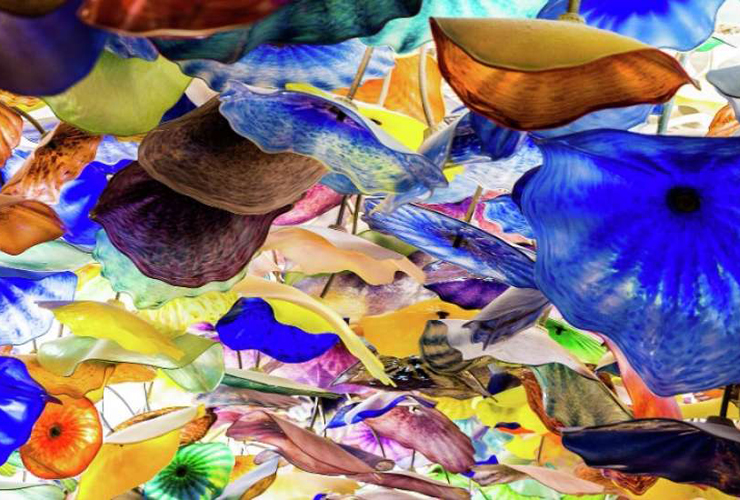 ガラスの花で飾られたロビーの天井