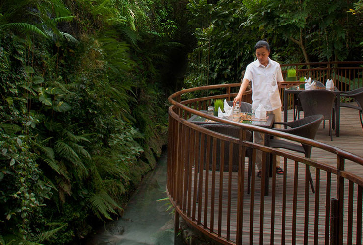 渓谷沿いの景色が楽しめるレストラン