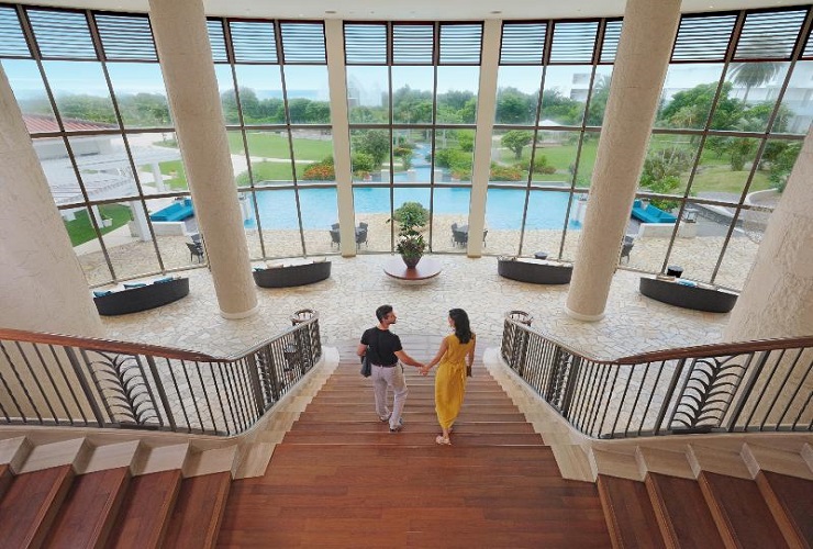 大きな窓から光が差し込む開放感溢れるロビー