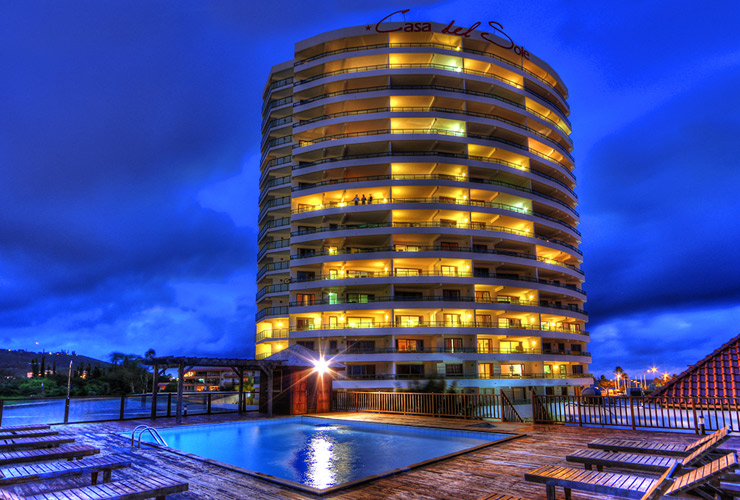 夜のスイミングプール