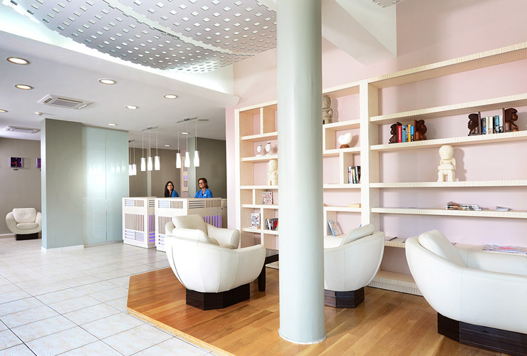 白で統一された上品なロビー