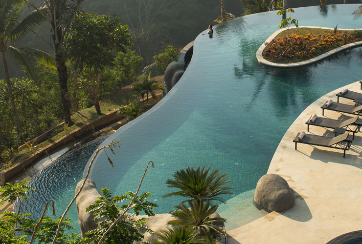 森に落ちていくようなインフィニティプール