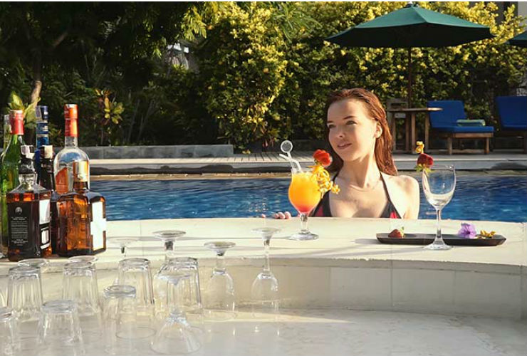 憧れのプールサイドバー