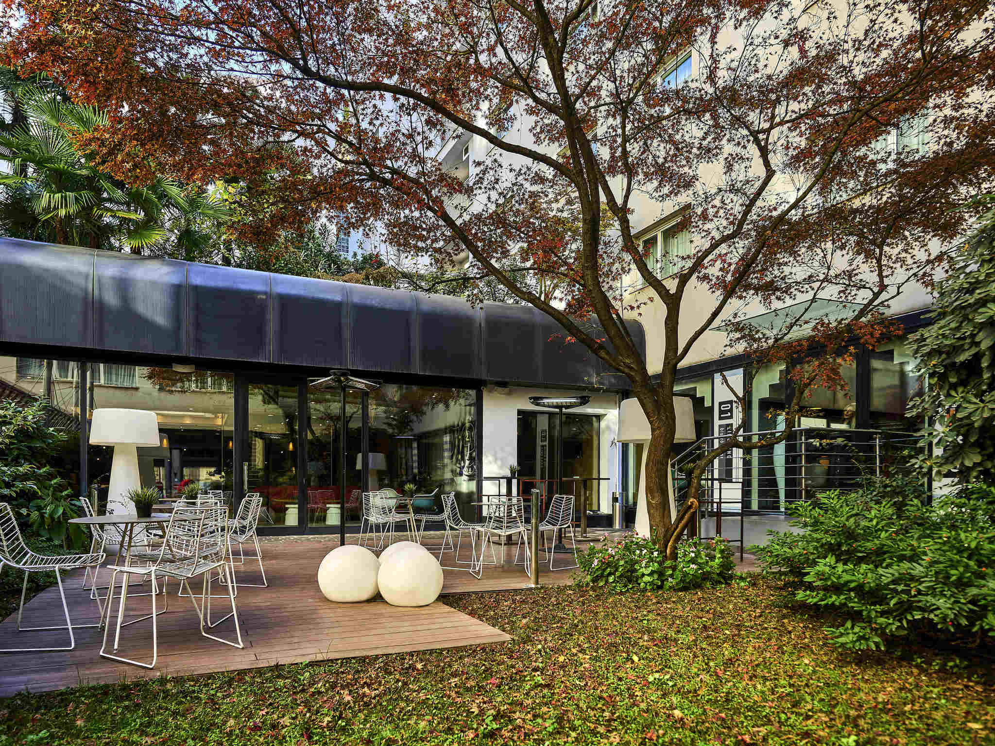 街中とは思えない庭園