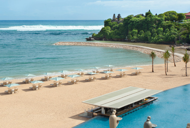 ムリアリゾートプライベートビーチの前のスイミングプール