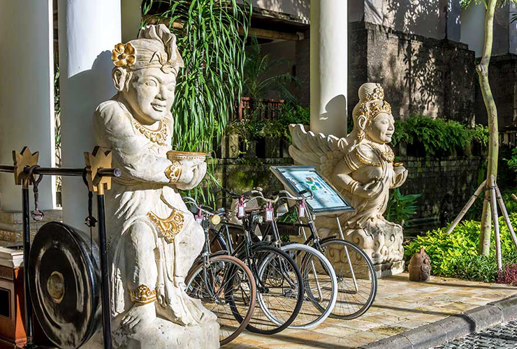 バリ島らしい石像がお出迎え