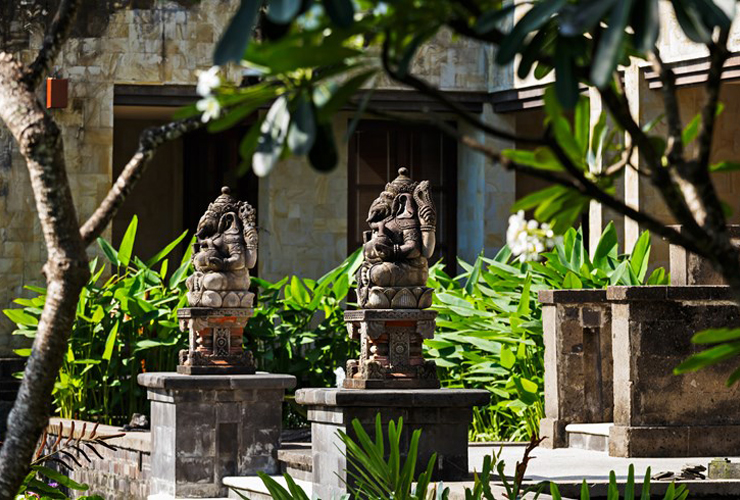 ガーデンのバリらしい石像