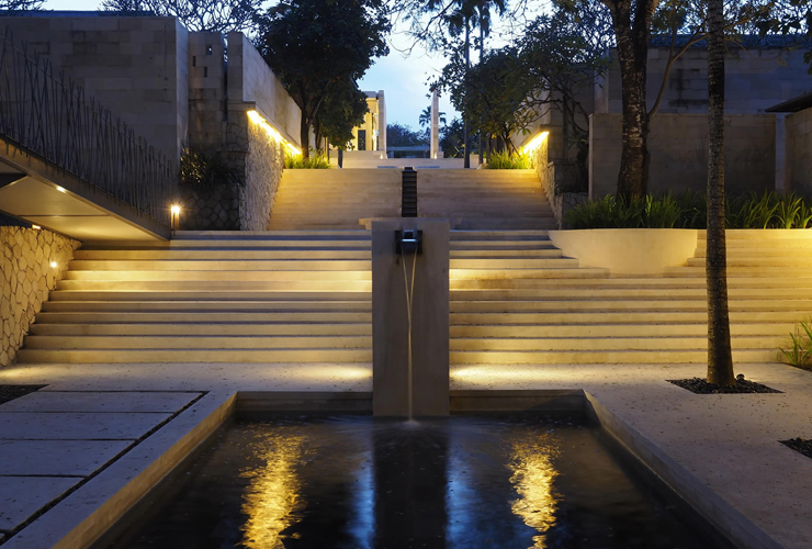 ヴィラへ続く階段