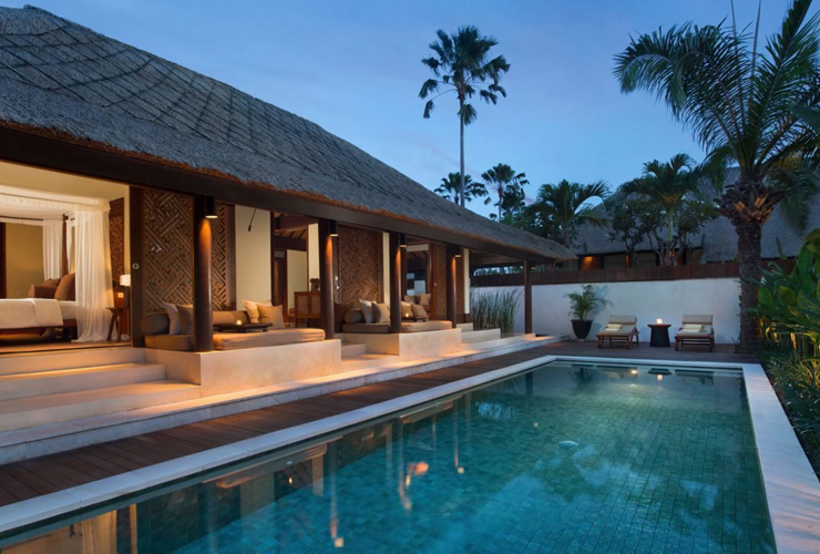 幻想的なヴィラの夕景