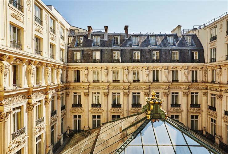 ガラス屋根カフェのある中庭