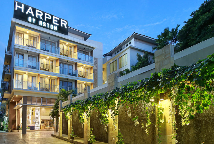 ハーパークタの夜の外観