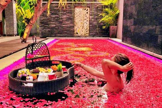 お部屋で楽しめるフラワープールとフローティングブレックファスト