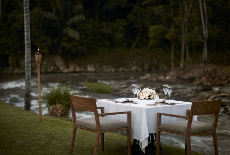 アユン川のほとりでのスペシャルコース料理も